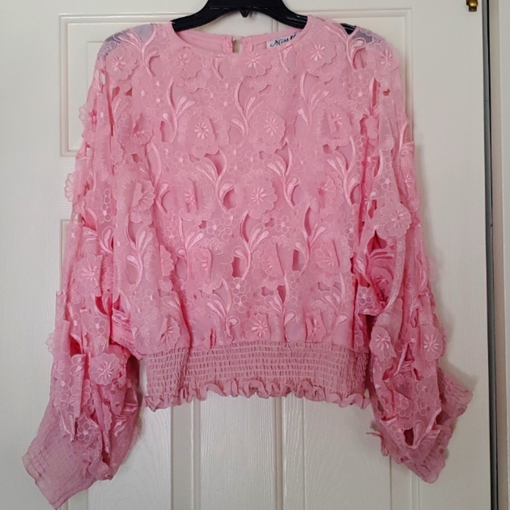 MISS IT VINTAGE PINK WITH FLOWERS AND SMALL KEYHOES, LINED BLOUSE SIZE M